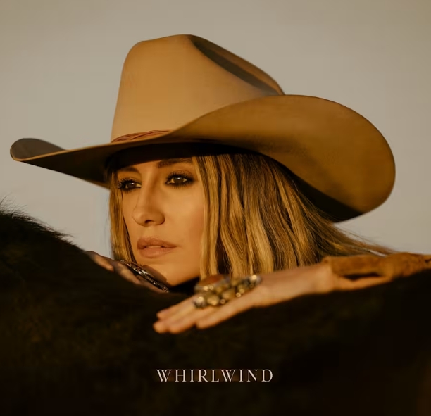 LAINEY WILSON SCORES A CHART-TOPPING ALBUM DEBUT WITH WHIRLWIND(图1)